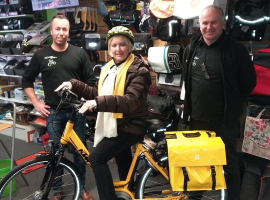 gele fiets voor burgemeester ecologische voetafdruk burgemeester