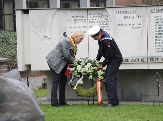 viering wapenstilstand Geel Vera Celis legt bloemenkrans neer ter nagedachtenis van de gesneuvelden.